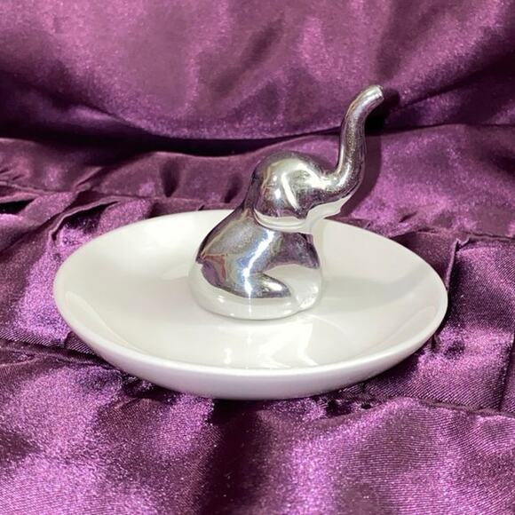 Baby Elephant Ceramic WHITE SILVER Sitting ELEPHANT TRINKET TRAY Ring Holder - Picture 6 of 9